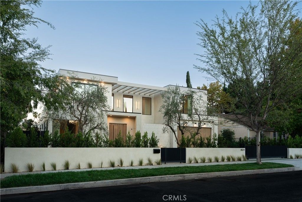 Photo of 4824 Calhoun Ave, Sherman Oaks, CA 91423 (MLS # GD25241076)