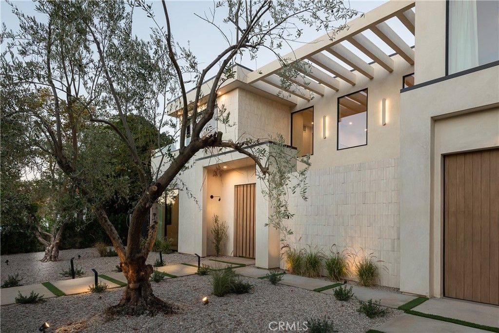 Photo of 4824 Calhoun Ave, Sherman Oaks, CA 91423 (MLS # GD25241076)