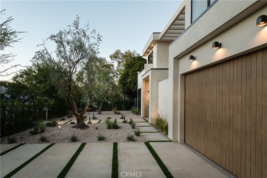 Photo of 4824 Calhoun Ave, Sherman Oaks, CA 91423 (MLS # GD25241076)