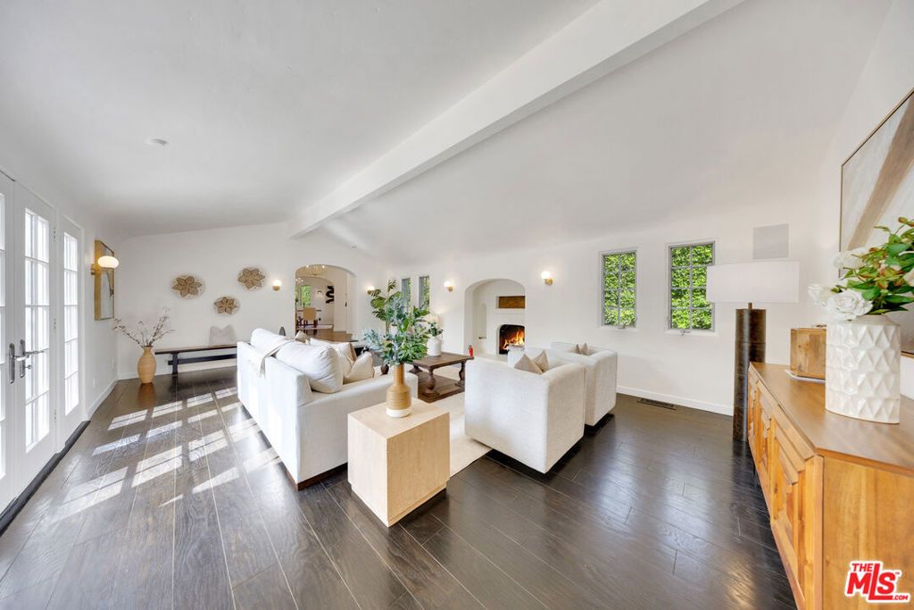 Photo of 900 S Ridgeley Drive, Los Angeles, CA 90036 (MLS # 25596329)