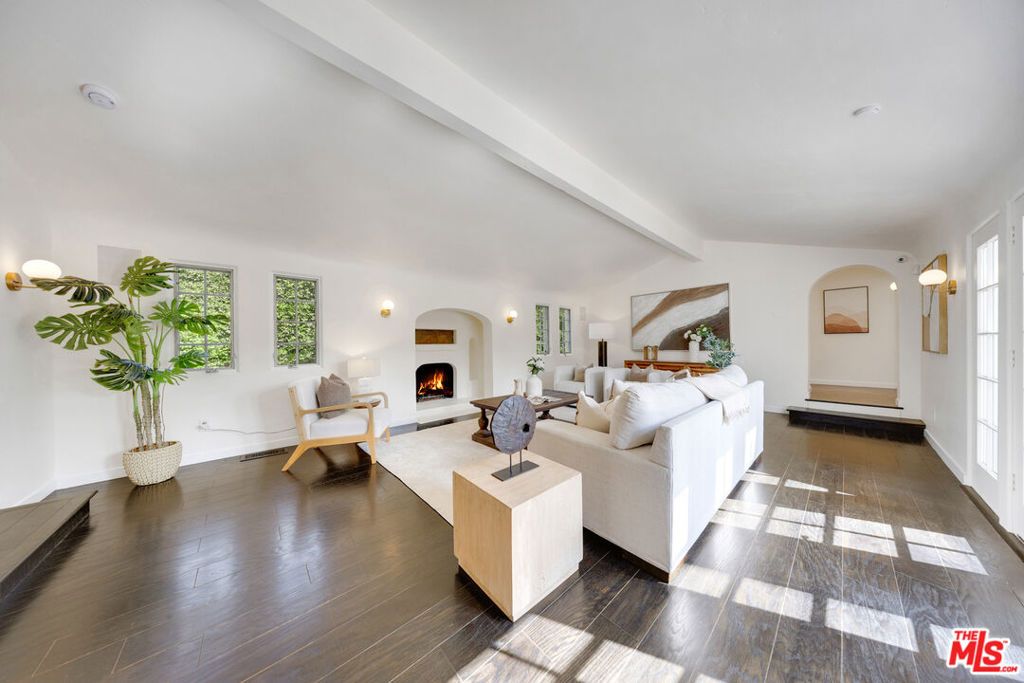 Photo of 900 S Ridgeley Drive, Los Angeles, CA 90036 (MLS # 25596329)