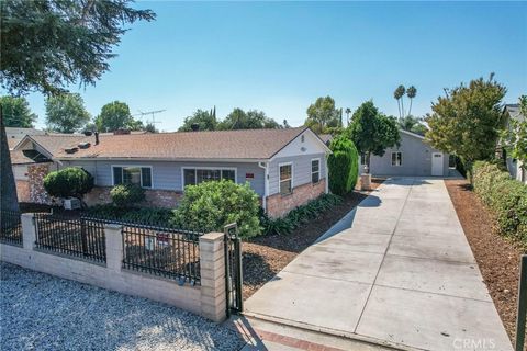 Photo of 7445 Balcom Avenue, Reseda, CA 91335 (MLS # SR26036073)