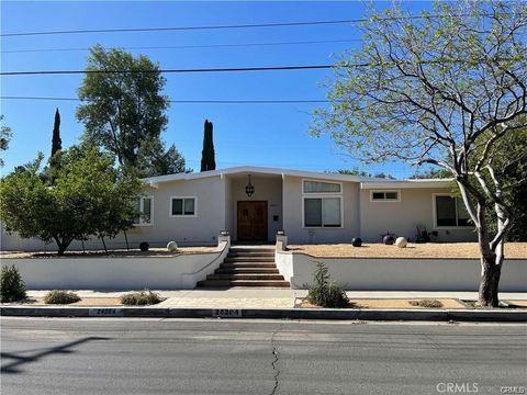 Photo of 24204 Calvert, Woodland Hills, CA 91367 (MLS # SR25259612)