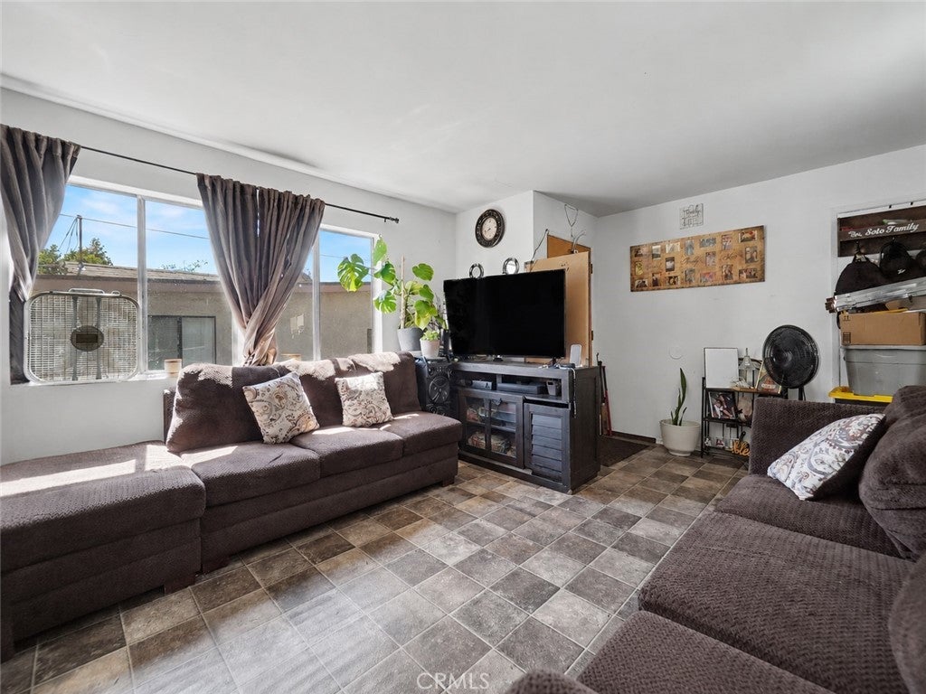 3249 E 4th