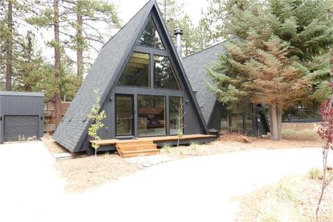 Photo of 605 Ponderosa Dr, Big Bear Lake, CA 92315 (MLS # TR26178041)