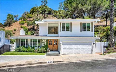 Photo of 17152 Escalon DR, Encino, CA 91436 (MLS # SR26113731)
