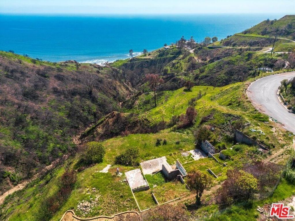 Photo of 20704 Eagle pass Drive, Malibu, CA 90265 (MLS # 25530747)