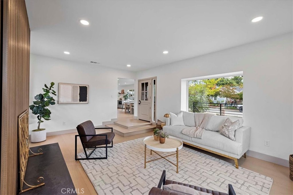 245 W Laurel