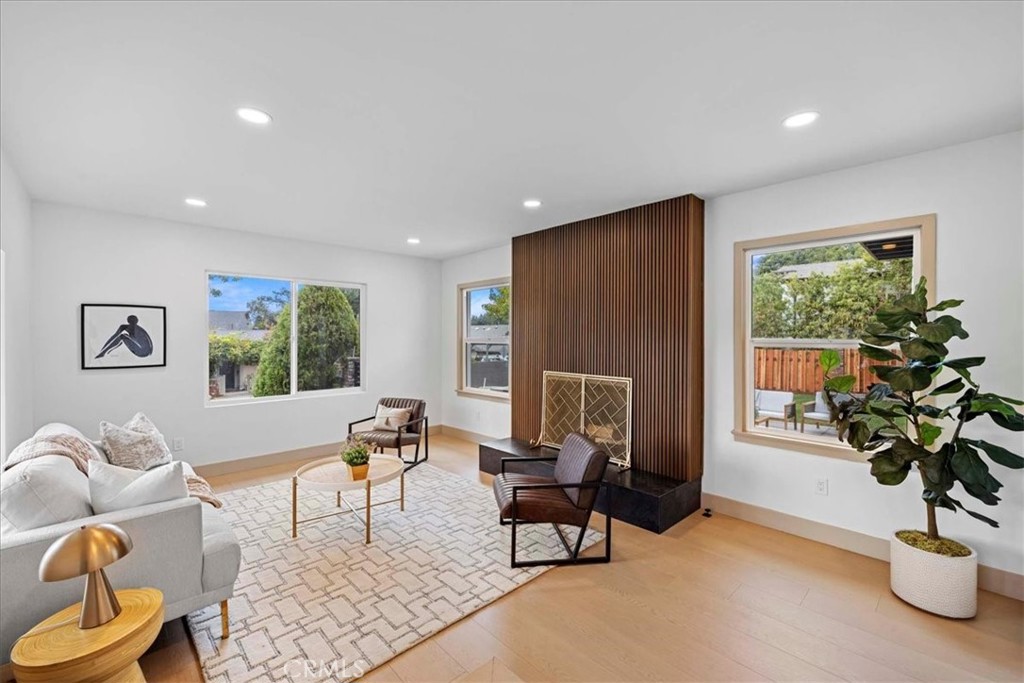 245 W Laurel