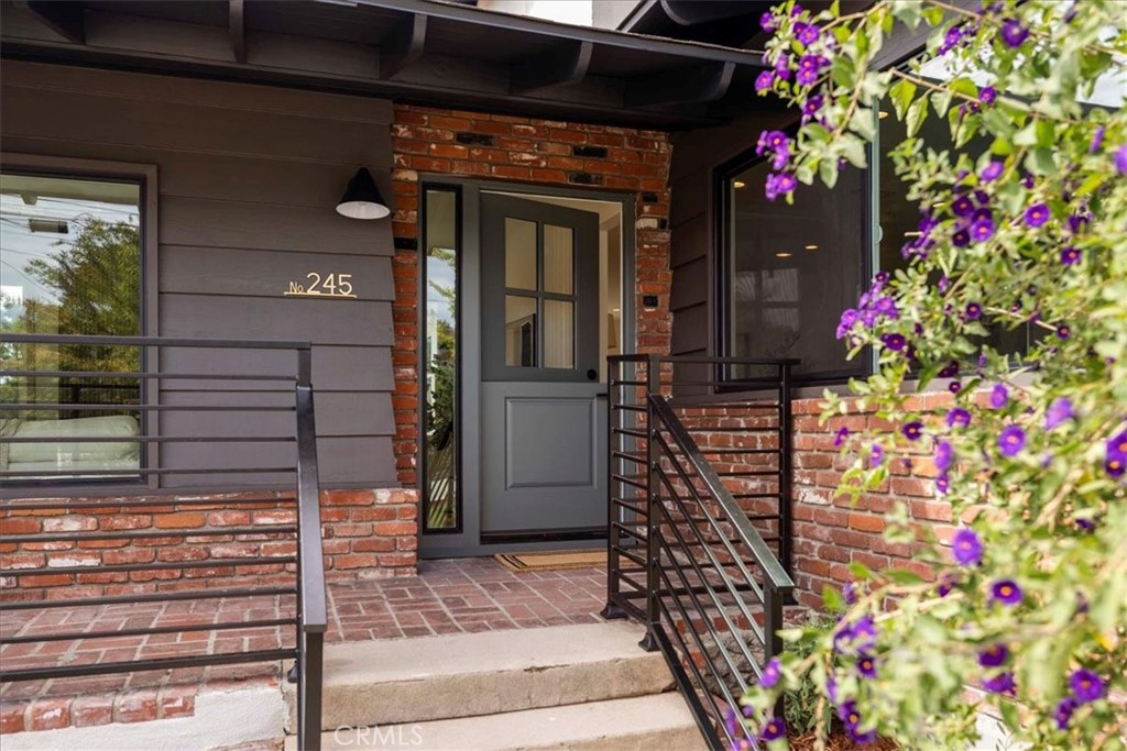 245 W Laurel