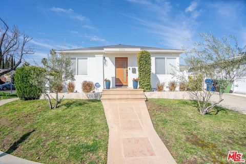 Photo of 5705 Jamieson Avenue, Encino, CA 91316 (MLS # 26836359)