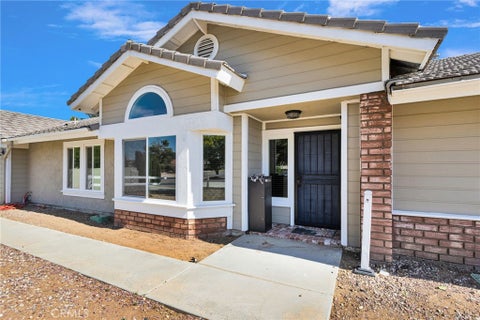 Photo of 13315 Cochise RD, Apple Valley, CA 92308 (MLS # CV26104936)