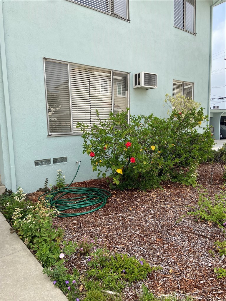 LARGE 2 BEDROOM DOWNSTAIRS END UNIT. CLEAN! EAT-IN KITCHEN. SPACIOUS LIVING ROOM. OPEN AND AIRY. QUIET. SAFE. CEILING FANS. VERY NICE LOCATION. ON A LOVELY TREE LINED STREET IN ARCADIA. TIDY NICE LANDSCAPE. BUILDING LAUNDRY ROOM AND OUTSIDE CLOTHESLINE. PARKING FOR 1 CAR. STORAGE CUPBOARD AT CARPORT. AMONG BEAUTIFUL TOWNHOMES. WALK TO SHOPPING. NO PETS. NO SMOKING. MUST HAVE GOOD CREDIT. THANK YOU!