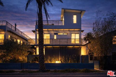 Photo of 621 San Juan Avenue #A, Venice, CA 90291 (MLS # 26674139)