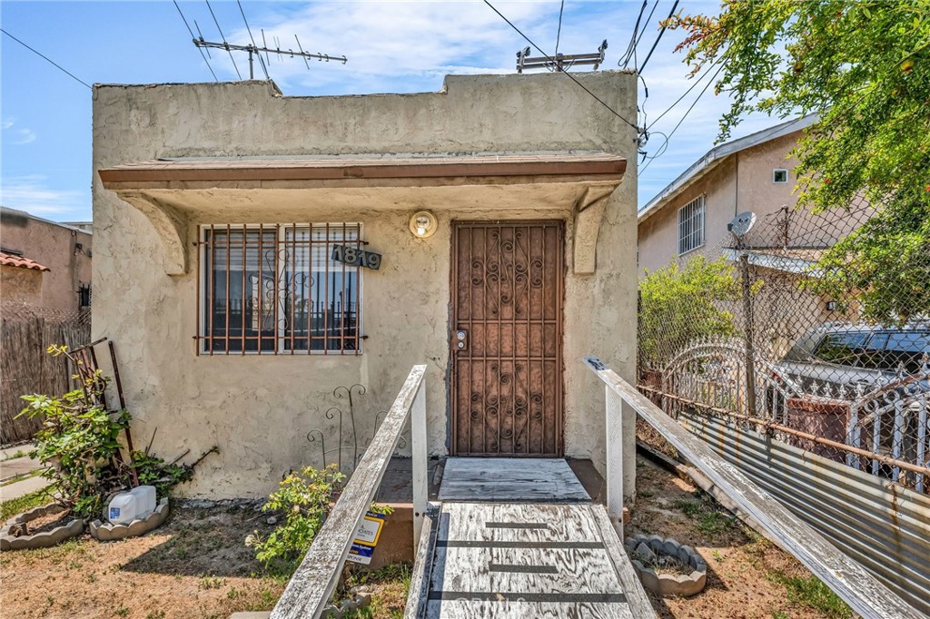 1819 Cerritos Avenue