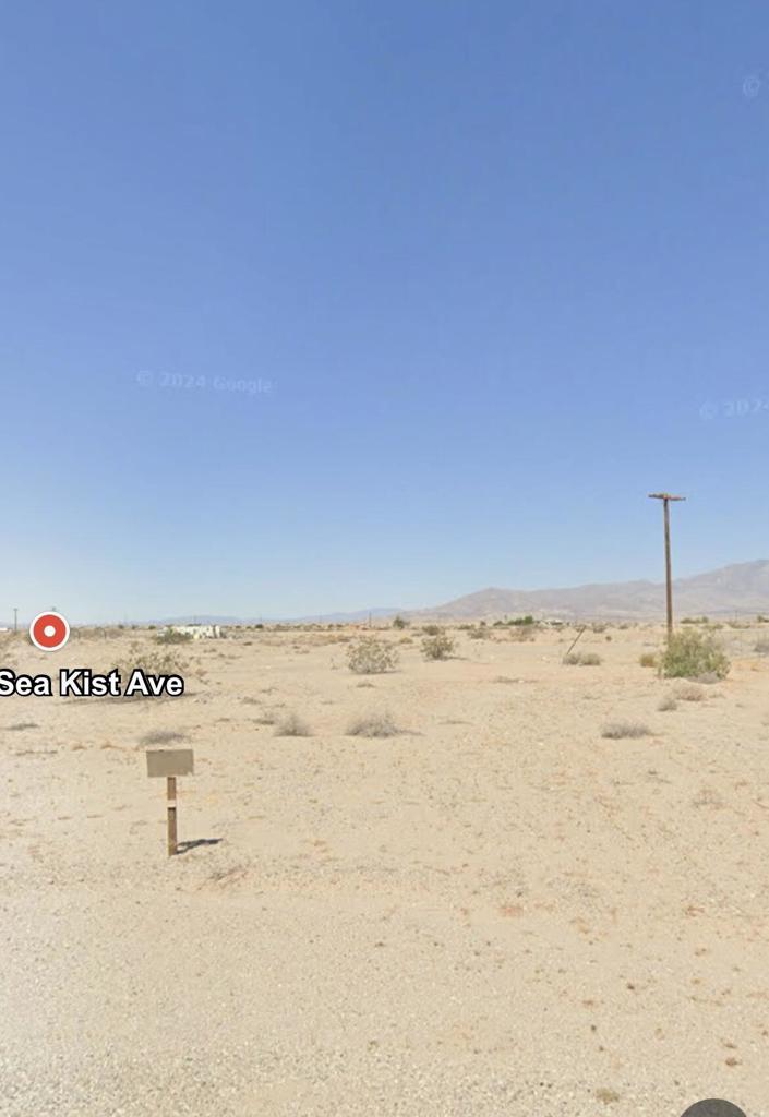 HUGE (17,501 sf) vacant lot in a cul-de-sac on 1315 Sea Kist Ave. in Salton City. Zoned R1 which allows manufacture homes (check with Imperial County). Only 1.2 miles from CA-86 S. There is an existing home a couple lots away.