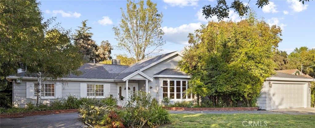 Photo of 23051 Oxnard Street, Woodland Hills, CA 91367 (MLS # BB26002346)