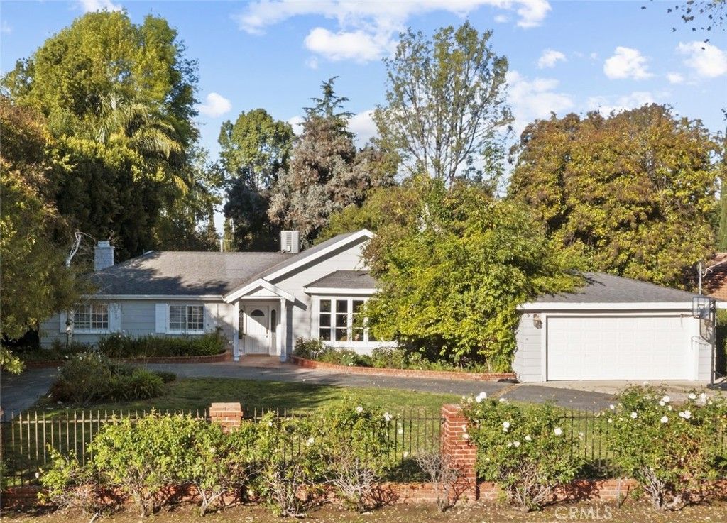 Photo of 23051 Oxnard Street, Woodland Hills, CA 91367 (MLS # BB26002346)