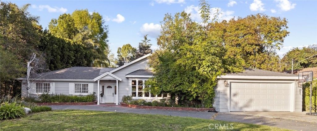 Photo of 23051 Oxnard Street, Woodland Hills, CA 91367 (MLS # BB26002346)