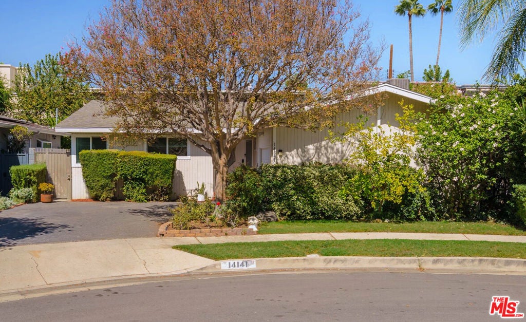 Photo of 14141 Killion Street, Sherman Oaks, CA 91401 (MLS # 26995751)