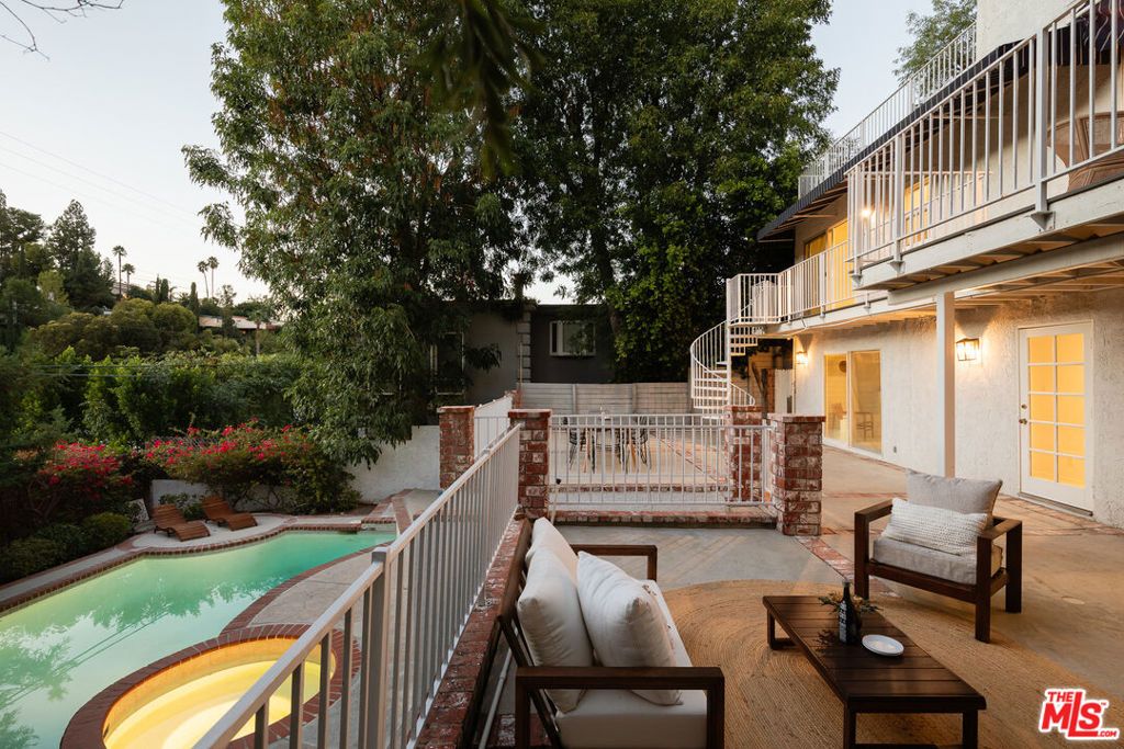 Photo of 5215 Baza Avenue, Woodland Hills, CA 91364 (MLS # 25603739)