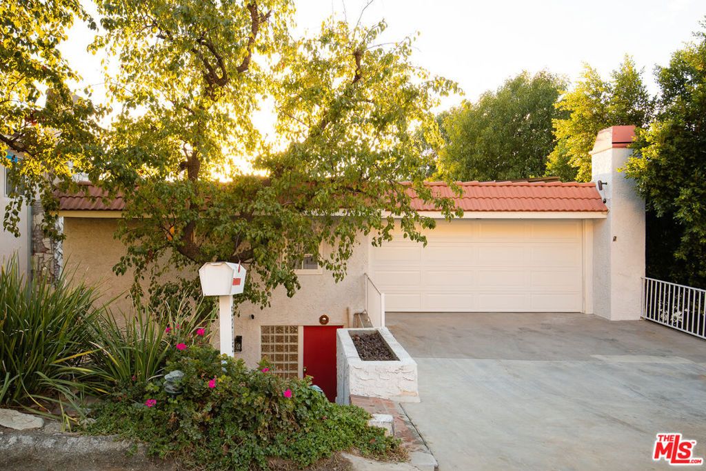 Photo of 5215 Baza Avenue, Woodland Hills, CA 91364 (MLS # 25603739)