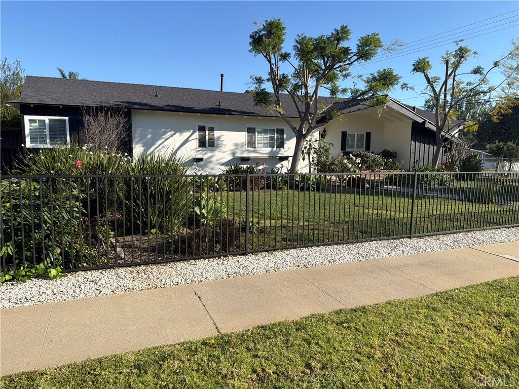 Photo of 12472 Woodlawn Avenue, North Tustin, CA 92780 (MLS # OC26071047)