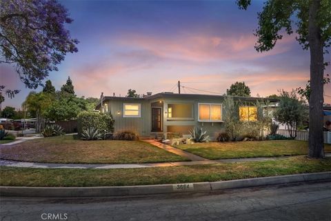 Photo of 3664 Fanwood AVE, Long Beach, CA 90808 (MLS # SR25278023)