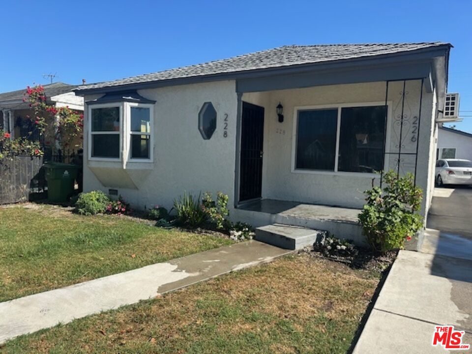 Very nice two bedroom, one bathroom, front house duplex for rent. Service porch with washer-dryer hookups. Close to public transportation and shopping.