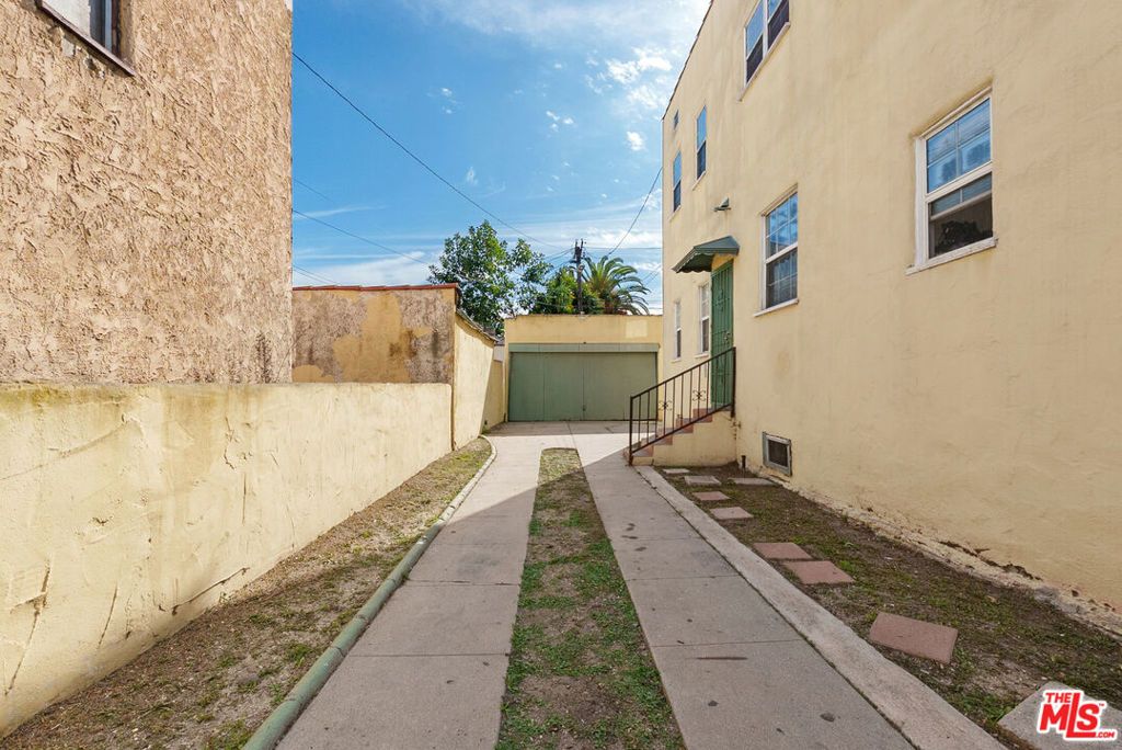 Photo of 808 W Imperial Highway, Los Angeles, CA 90044 (MLS # 26650247)