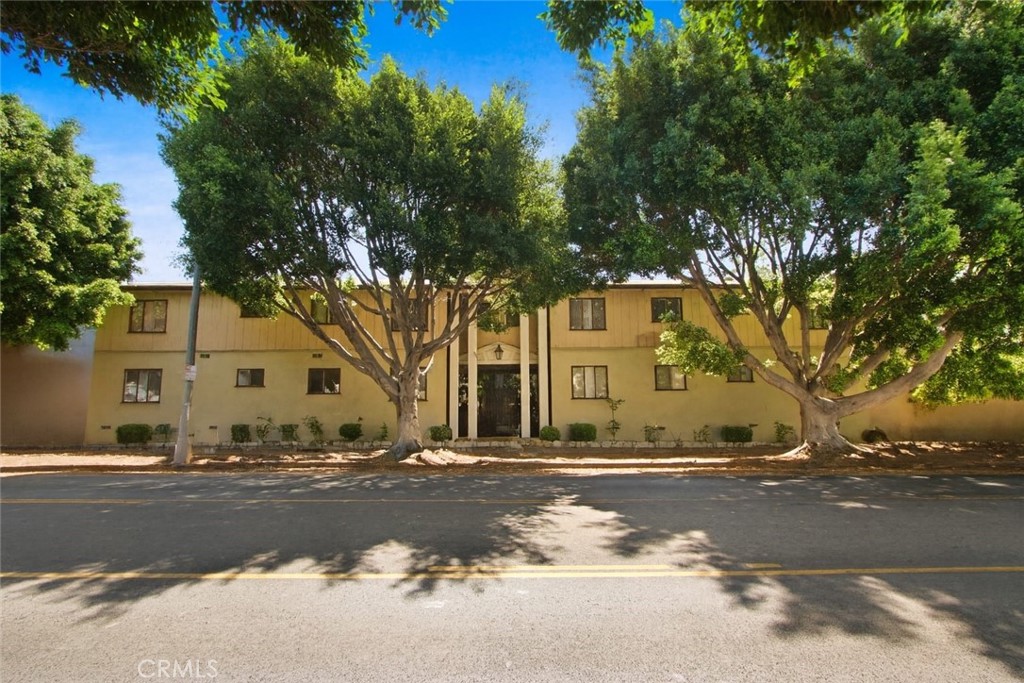 Presenting a rare opportunity to acquire a well-maintained 16-unit multifamily property prominently located along one of LA's iconic North/South avenues. Offered at an 11.3x GRM, 1118 S. Fairfax features a diverse and attractive unit mix of 3 studios, 7 one-bedrooms, and 6 two-bedrooms with upside in rents close to 40% from current to market. The property is ideally positioned in the high-demand Carthay Square/Wilshire Vista area, where residents benefit from excellent connectivity to major employment hubs and close proximity to renowned dining, retail, and cultural destinations - making this a prime investment in one of LA’s most dynamic rental submarkets. 1118 S. Fairfax will be delivered with two (2) renovated one-bedroom vacant units which are ready for immediate occupancy - or additional value-add improvements. The mandatory soft-story seismic retrofit has been completed.