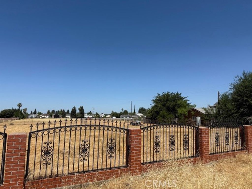 Photo of 3207 N Valentine Ave, Fresno, CA 93722 (MLS # CV25245969)