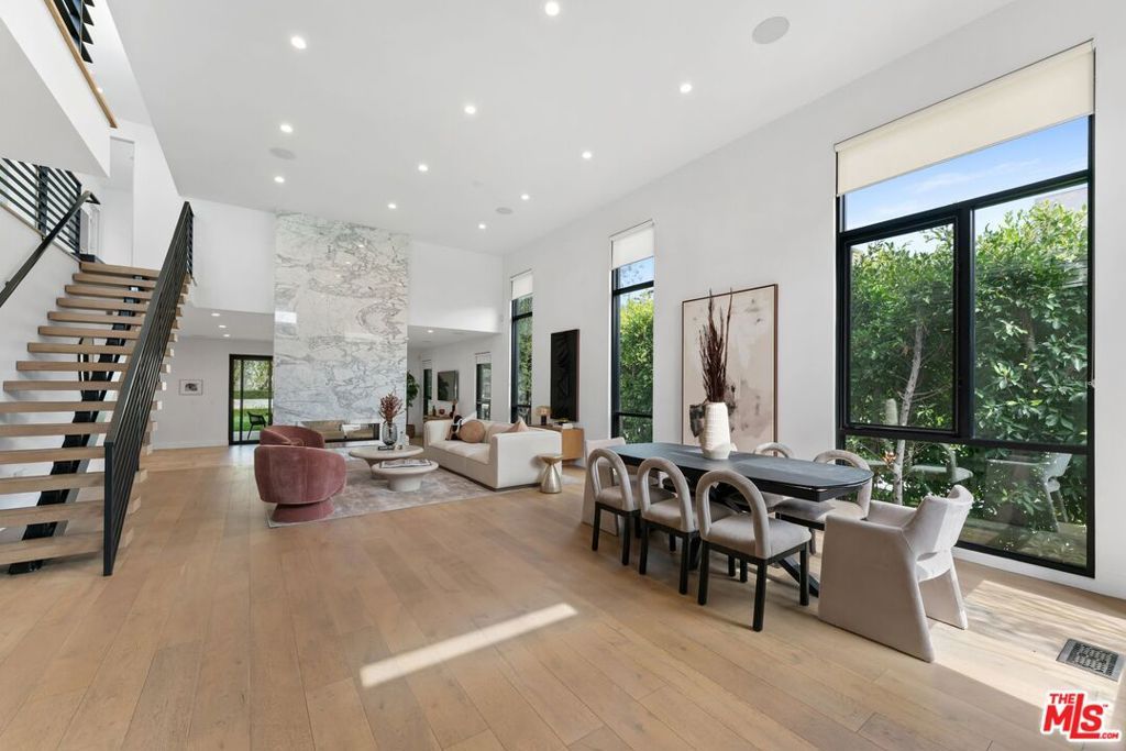 Photo of 10501 Eastborne Avenue, Los Angeles, CA 90024 (MLS # 25603417)