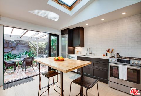 Photo of 927 1/2 Victoria Avenue, Venice, CA 90291 (MLS # 26651975)