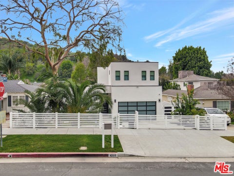 Photo of 4203 Saugus Avenue, Los Angeles, CA 91403 (MLS # 26987713)