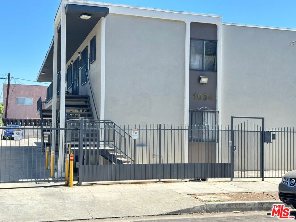 This 1bed/1bath unit on the 2nd floor offers 600 square feet of living space. All new fixtures ( lighting, stove, cabinet, sink, bathtub, toilet), wall heater and A/C. Immediate move-in condition. One assigned parking space comes with a secure automatic gate. Located in the vibrant Korea-town area.