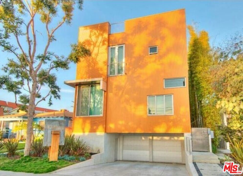 Modern Venice Townhome with Rooftop Deck & Panoramic Views Welcome to this stunning 2-bedroom, 2.5-bathroom townhome in the heart of Venice, offering 1,800 sq. ft. of contemporary living space. Light-filled and spacious, this multi-level home features an open-concept living area, sleek finishes, and a gourmet kitchen perfect for entertaining. Retreat to two generously sized bedrooms, each with en-suite bathrooms, and enjoy the added convenience of a guest powder room. The crown jewel is the expansive private rooftop deck with 360-degree views ideal for sunset gatherings, morning yoga, or simply soaking in the SoCal lifestyle. Just moments from Abbot Kinney, the beach, and all the best Venice has to offer, this home is a rare blend of luxury, location, and lifestyle.