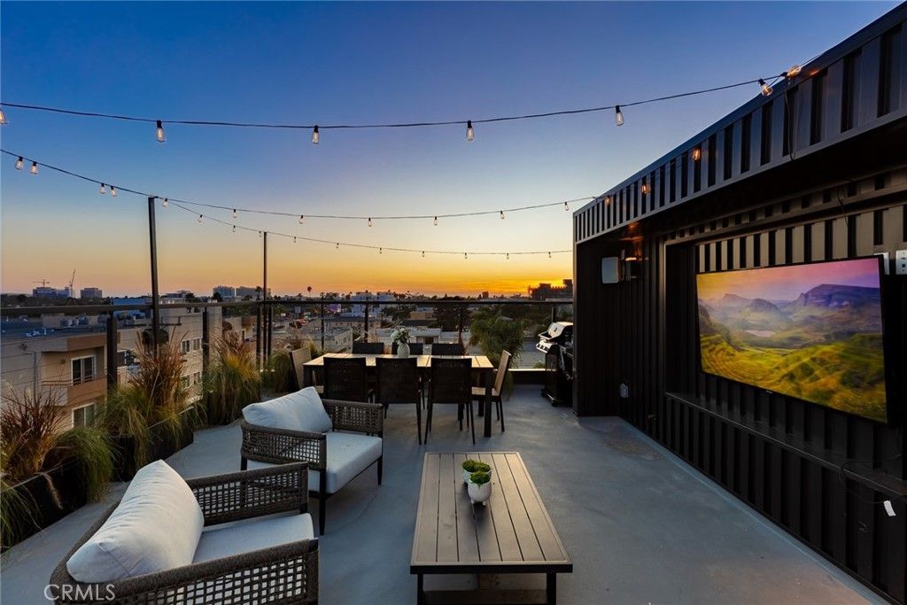 Photo of 12602 Mitchell Avenue, Los Angeles, CA 90066 (MLS # SR25229746)