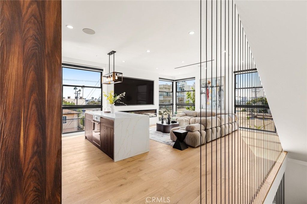 Photo of 12602 Mitchell Avenue, Los Angeles, CA 90066 (MLS # SR25229746)