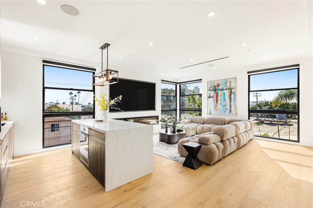 Photo of 12602 Mitchell Avenue, Los Angeles, CA 90066 (MLS # SR25229746)