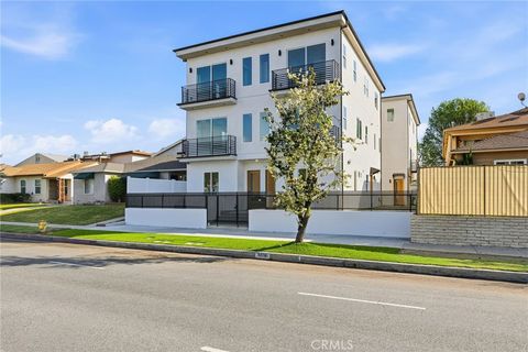 Photo of 6556 Balboa Boulevard, Lake Balboa, CA 91406 (MLS # SR26029289)