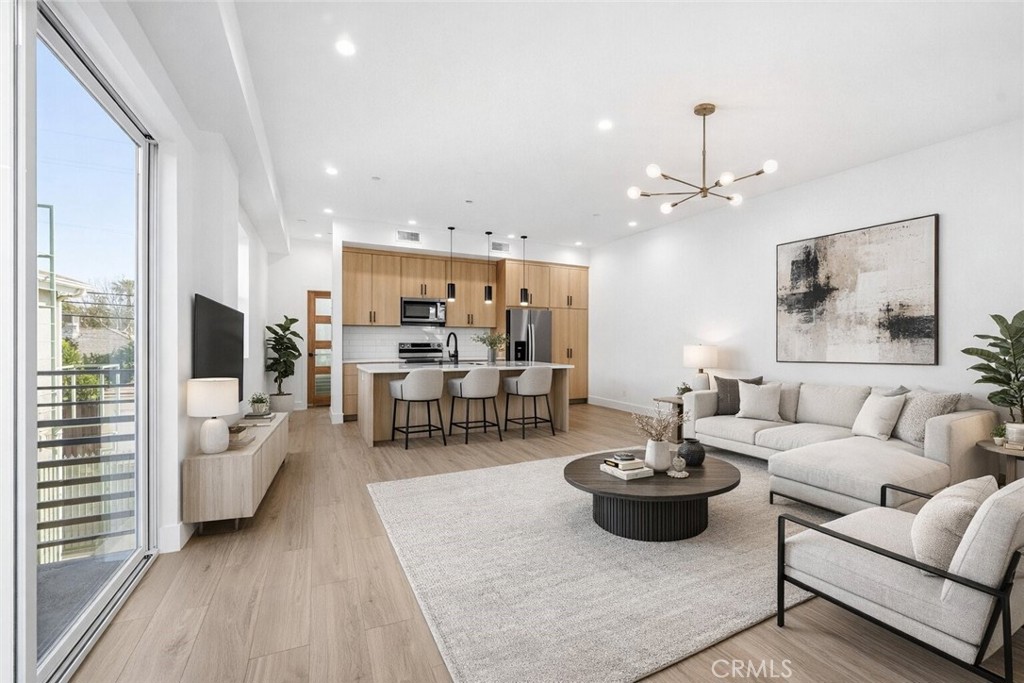 6556 Balboa Boulevard