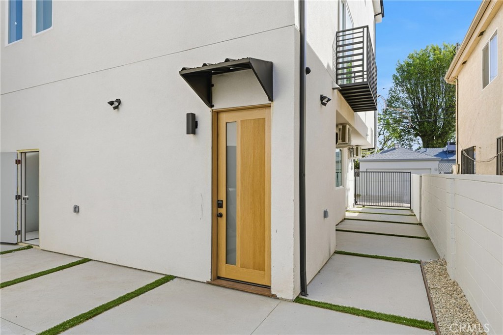 6556 Balboa Boulevard