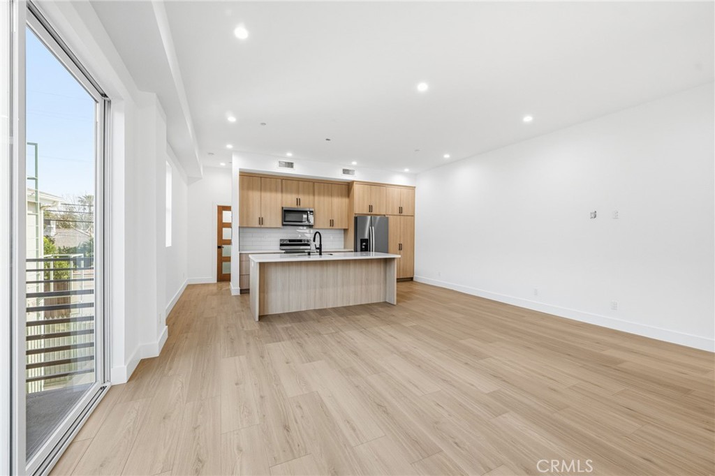 6556 Balboa Boulevard