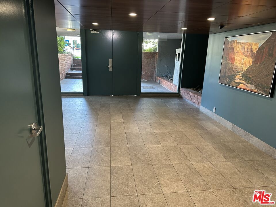 Properties 2 930 California Avenue 301