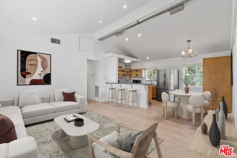 Photo of 11 20th Avenue, Venice, CA 90291 (MLS # 25593477)