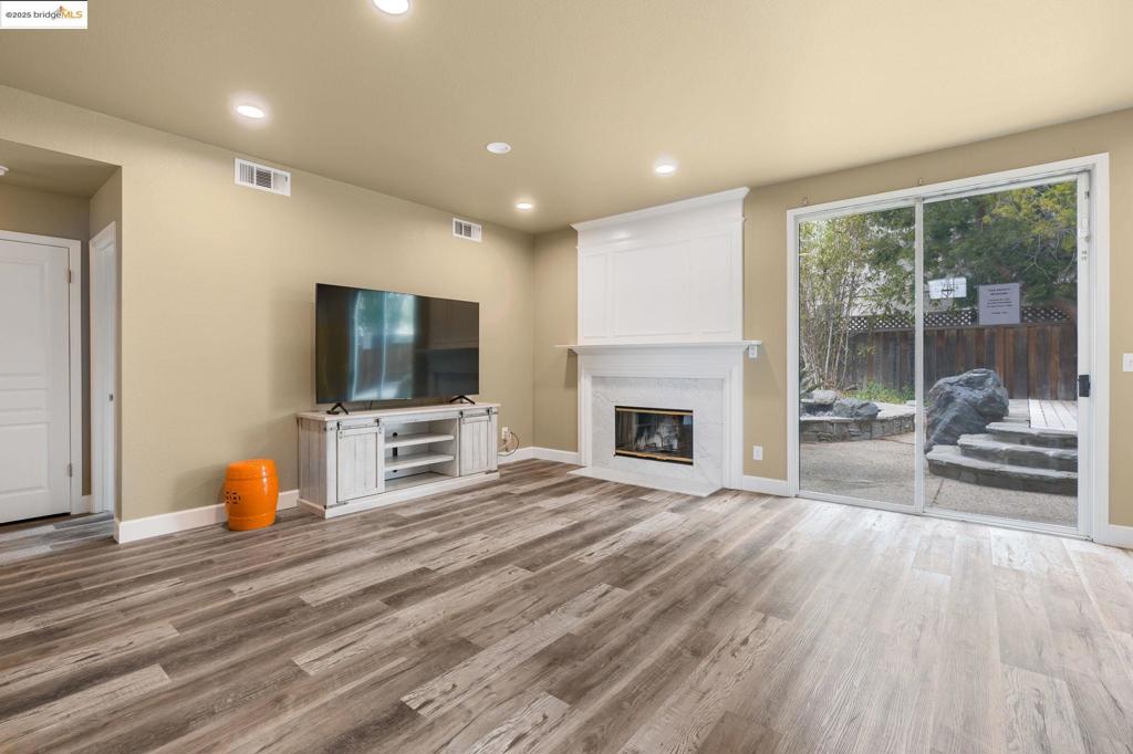 CREEKSIDE - Residential