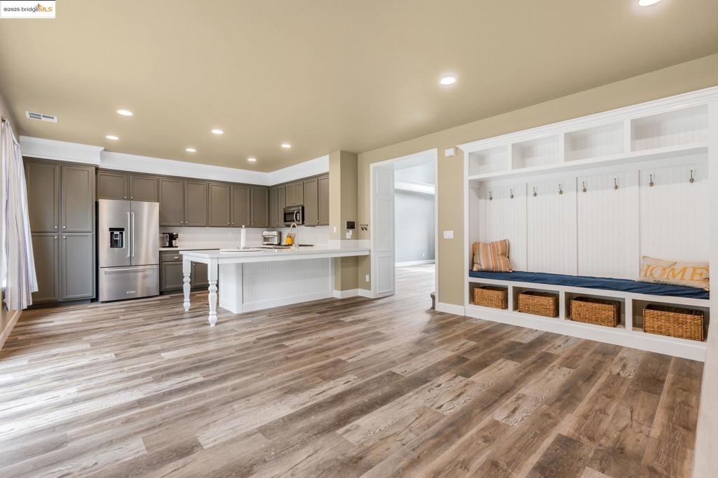 CREEKSIDE - Residential