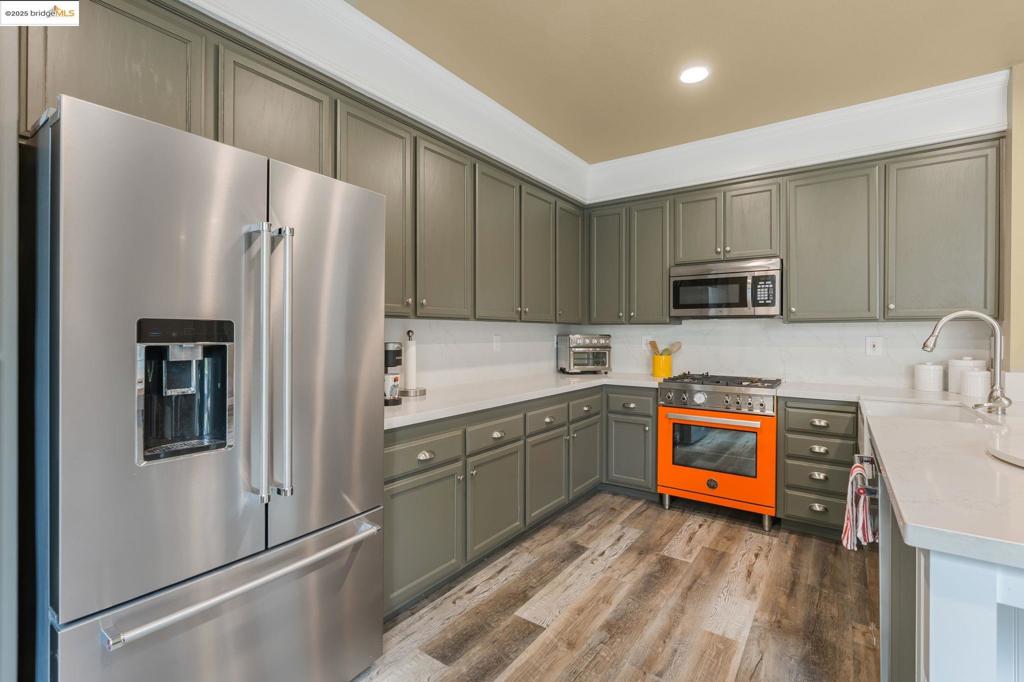 CREEKSIDE - Residential