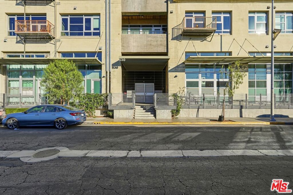 Photo of 530 S Hewitt Street #533, Los Angeles, CA 90013 (MLS # 25622991)